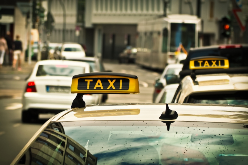 taxis-LA TRINITE-min_road-traffic-car-glass-driving-city-583084-pxhere.com