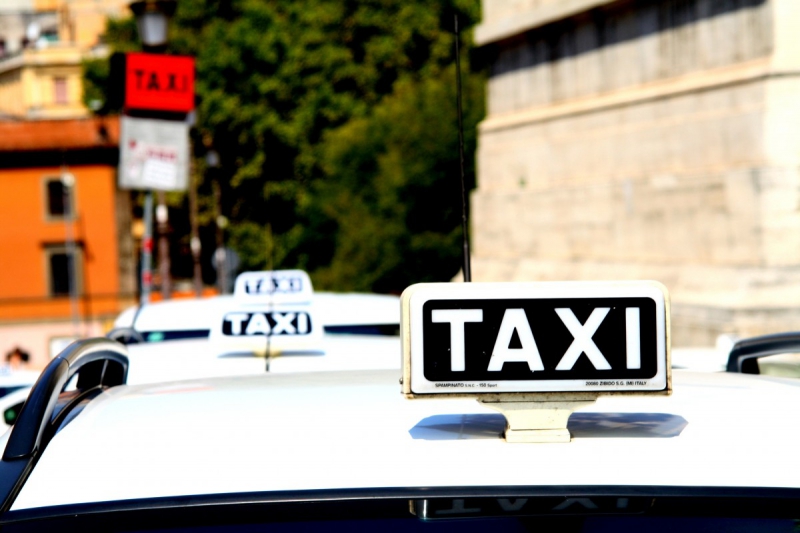 taxis-LA TRINITE-min_taxi_auto_rome_road_white-1051610